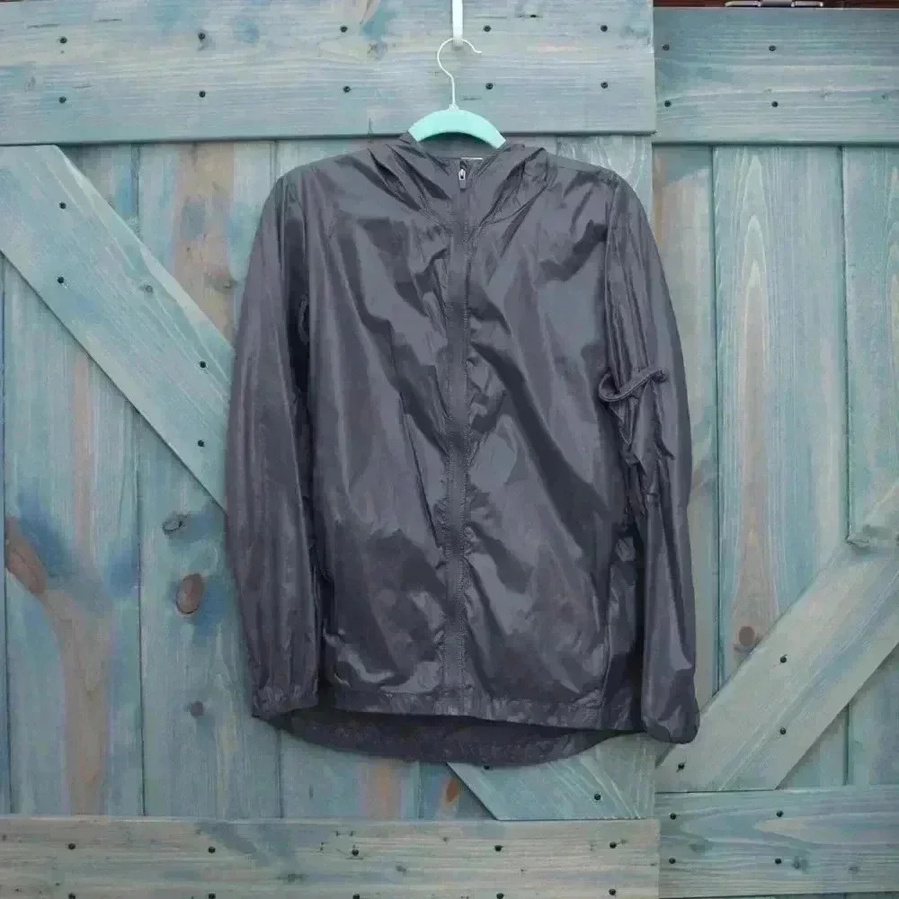 Fabletics Women's Kali Jacket
Medium Hooded Packable Lightweight Nylon Vent NWOT